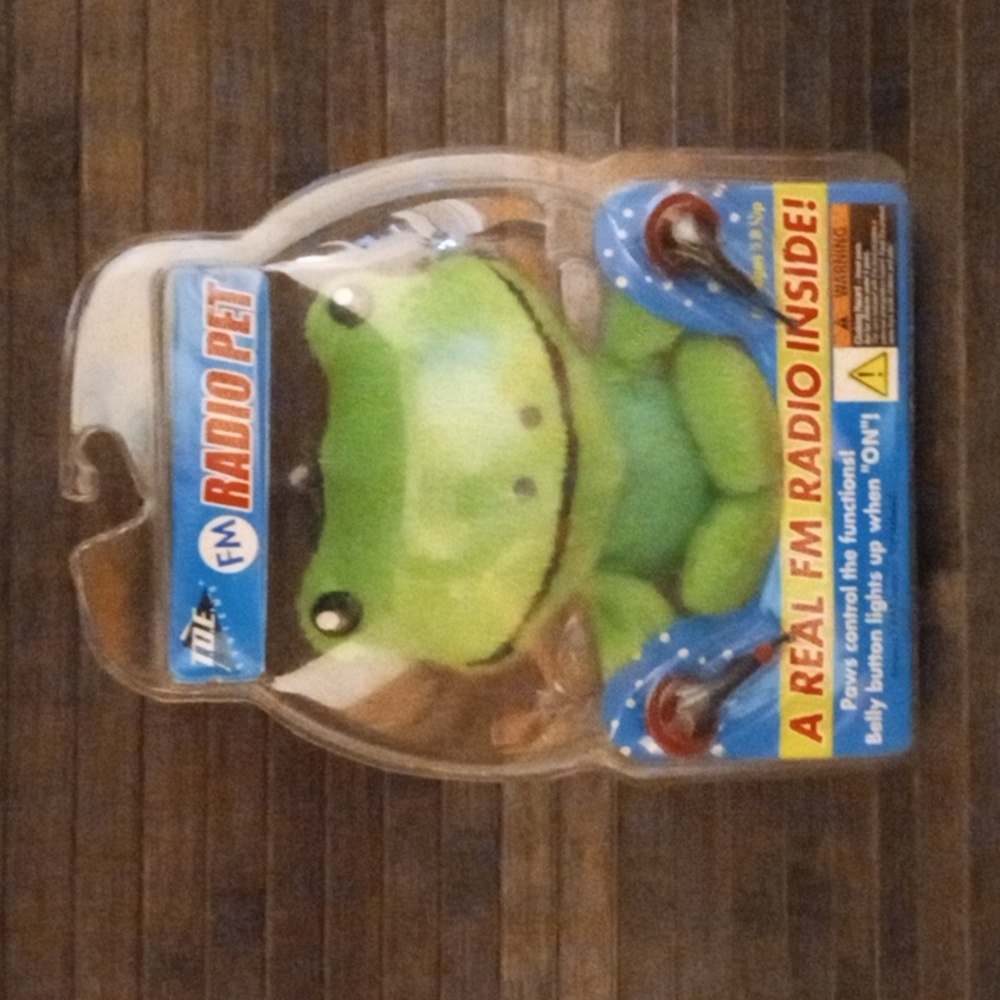 RARE 2004 Vintage PLUSH FROG FM RADIO, HEADPHONES & CLIP T.D.E. RADIO PET
